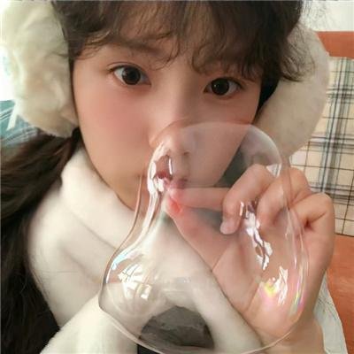 微光下的蓝色男孩